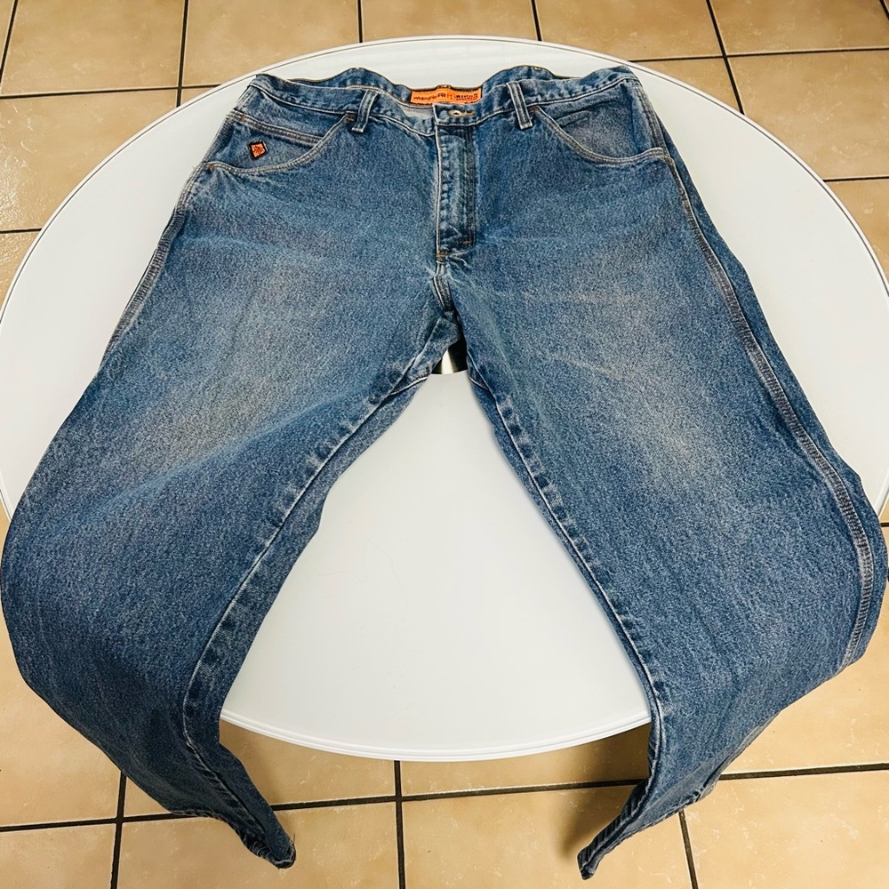 Wrangler Jean Men Size 38x32
Flame Resistant Riggs Relaxed Fit Straight Leg